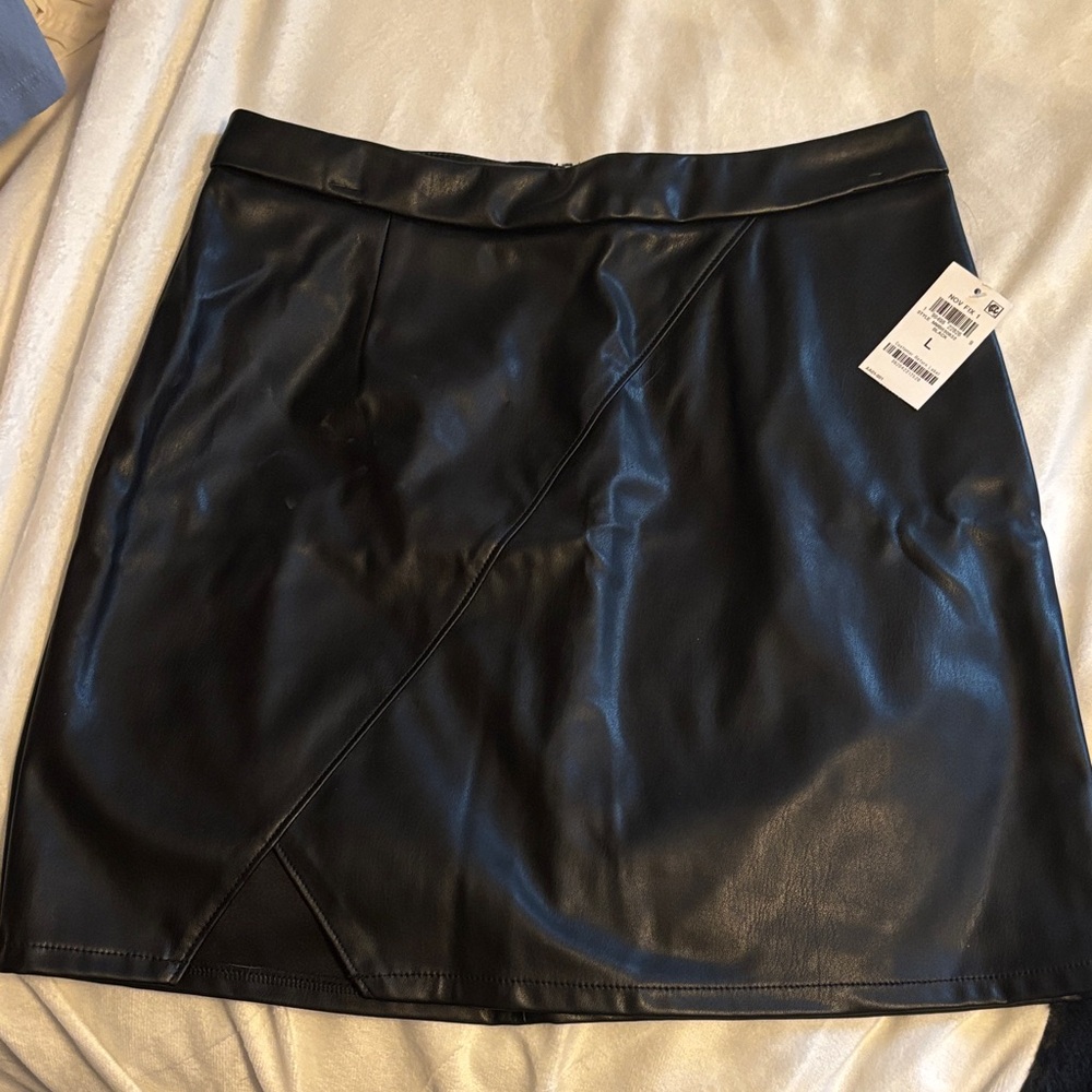 Chic Black Faux Leather Mini Skirt